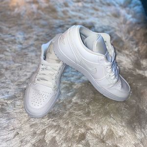 AIR JORDAN 1 LOW TRIPLE WHITE